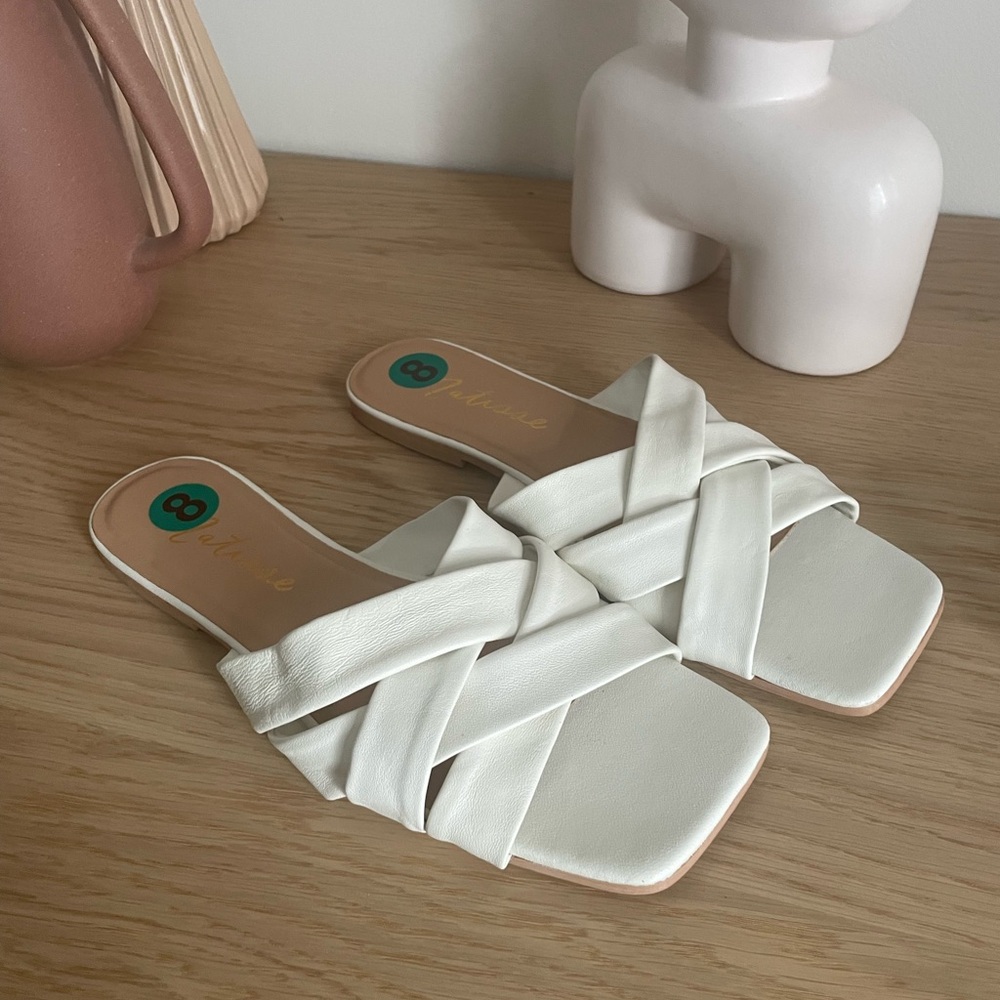 BNWT ⭐️ White flat sandals size 8